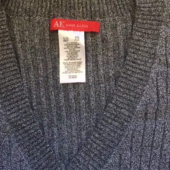 Beautiful sparkly AK Anne Klein PS V neck top-very good condition - Picture 2 of 4